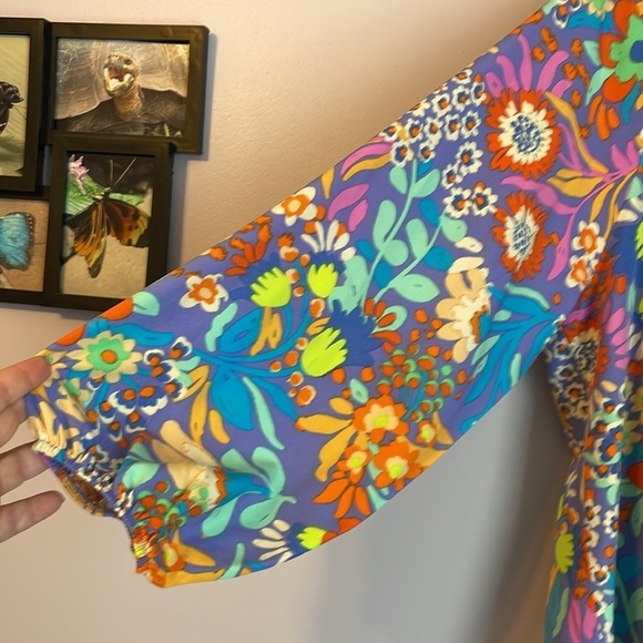 Emily Wonder Periwinkle Split Neckline with Balloon Sleeve Floral Blouse size 1X - Picture 8 of 16